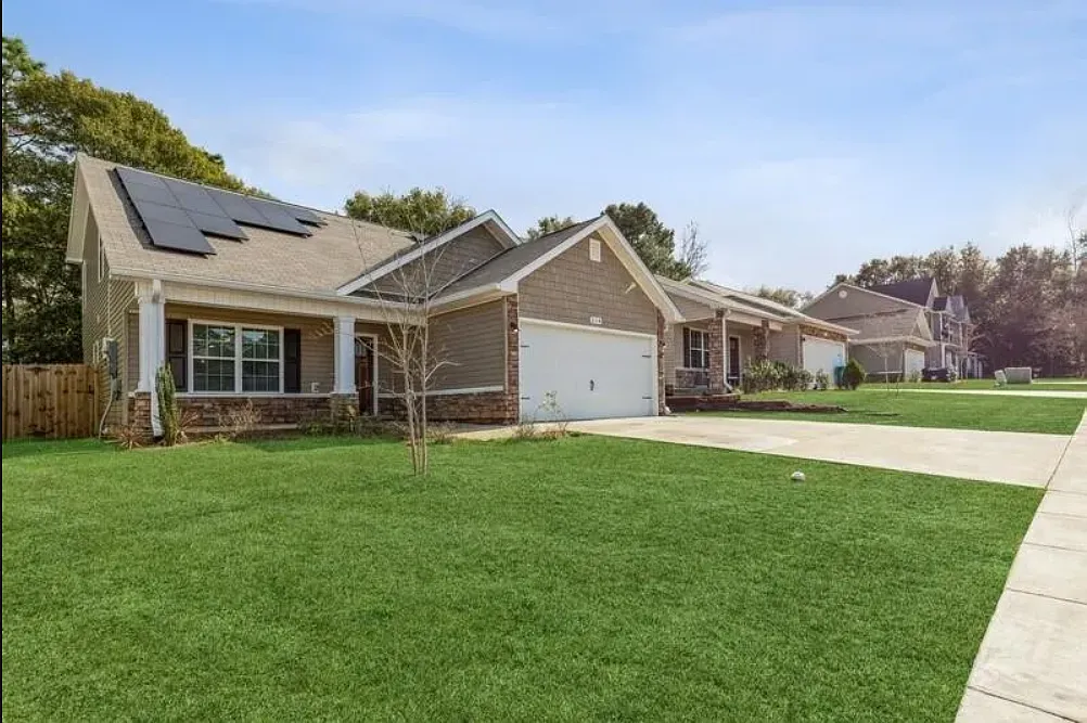 Beautiful 4BD / 2.5BA Home w/ Solar, Garden & Security | Crestview, FL — Photo 3