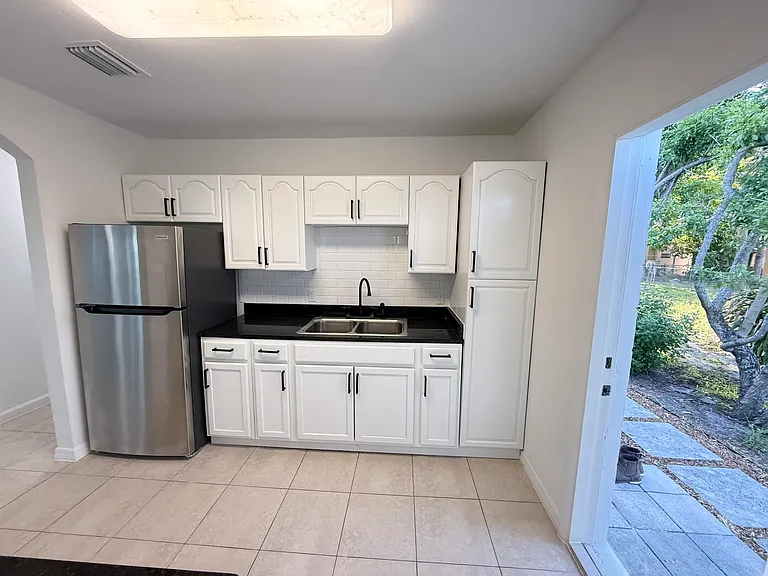 912 SE Tarpon Ave — Photo 6
