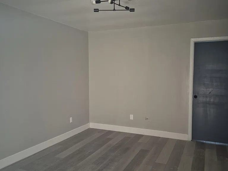 2810 S Poplar St — Photo 10