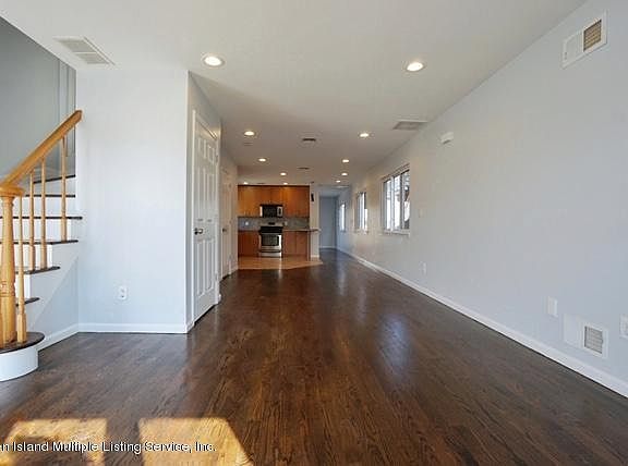 4th image of 255 Kensington Ave