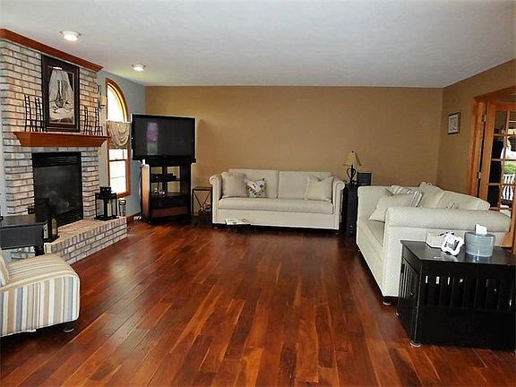 5th image of 303 Cottingham Cir