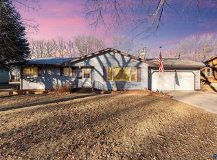 305 N Maple St, Viborg, SD 57070