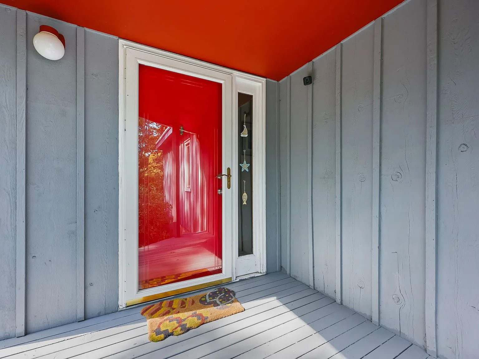 Contemporary Hamptons Retreat with Pool — Photo 3