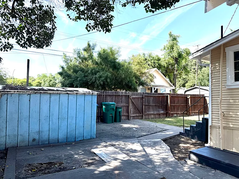 2133 E Washington St — Photo 13