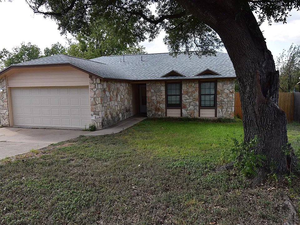 2102 Stratford Dr