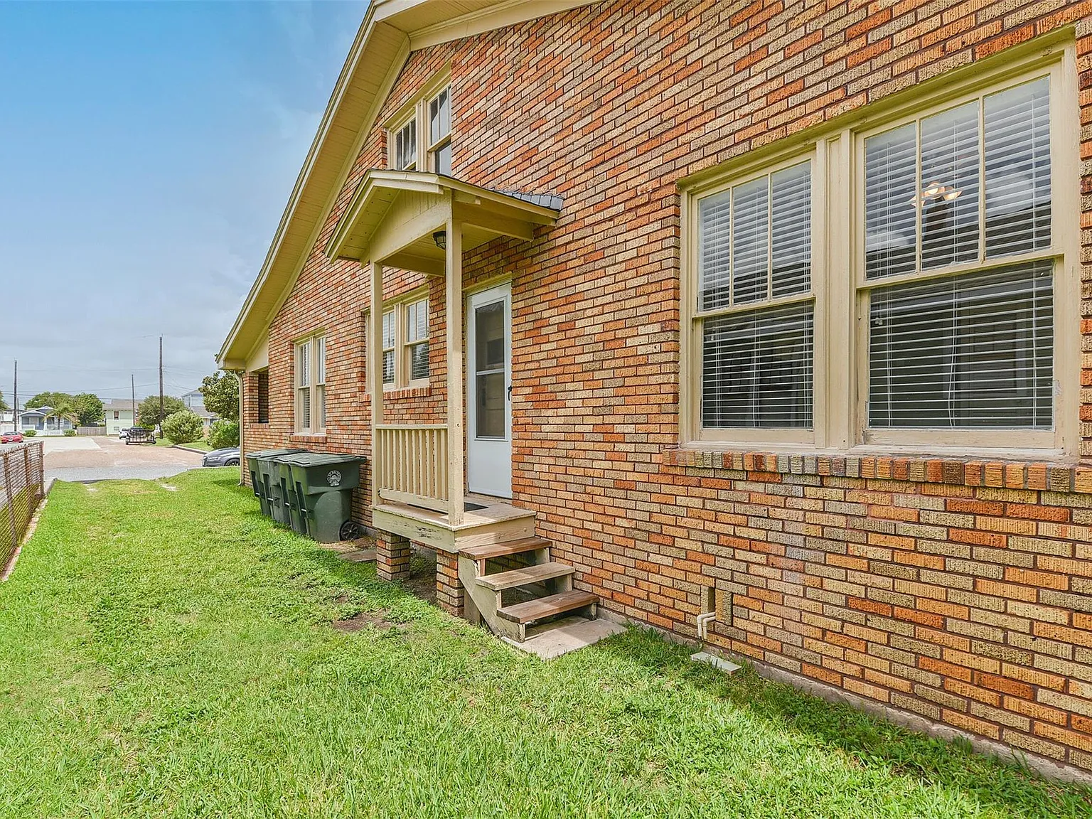 3 bed, 1.0 bath, 1380 sqft, $2,000 — Photo 4