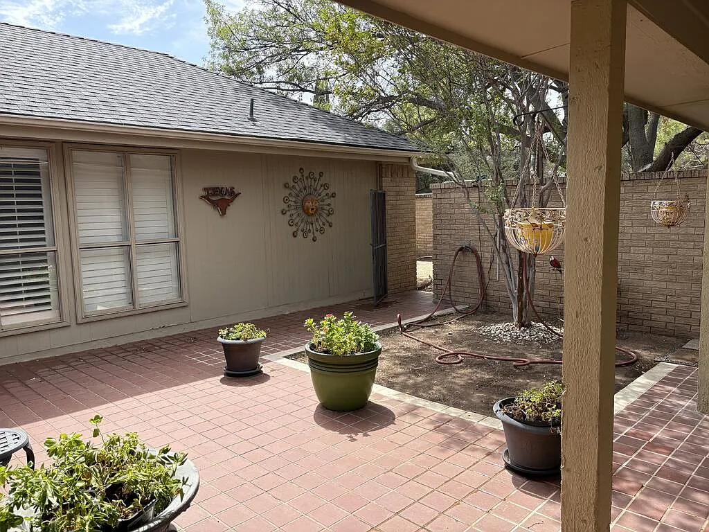 3 bed, 2.5 bath, 2500 sqft, $4,500 — Photo 2