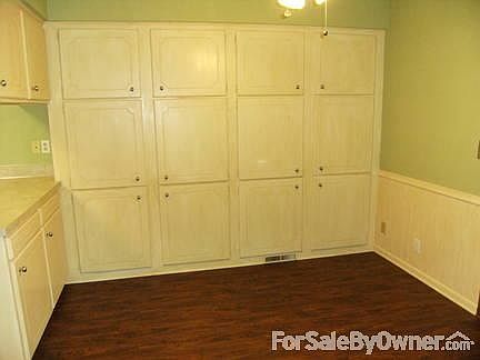 Kitchen Cabinets
						:
						Loads of Storage