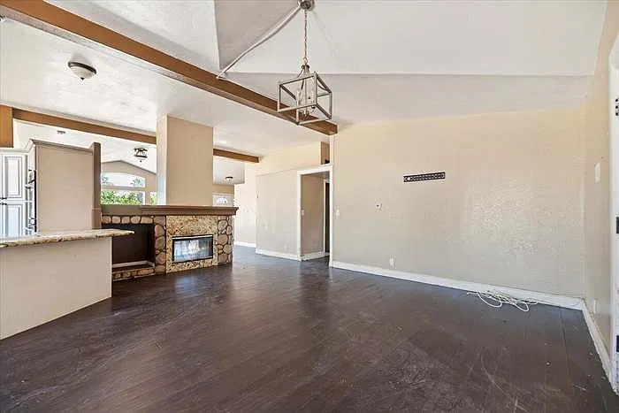 4 bed, 2569 sqft, $2,700 — Photo 3