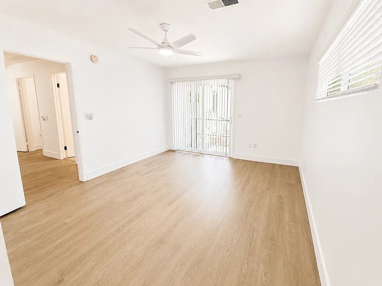 917 N Mariposa St — Photo 19