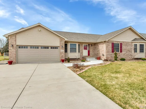 2877 Tanglewood Dr, Smiths Creek, MI 48074