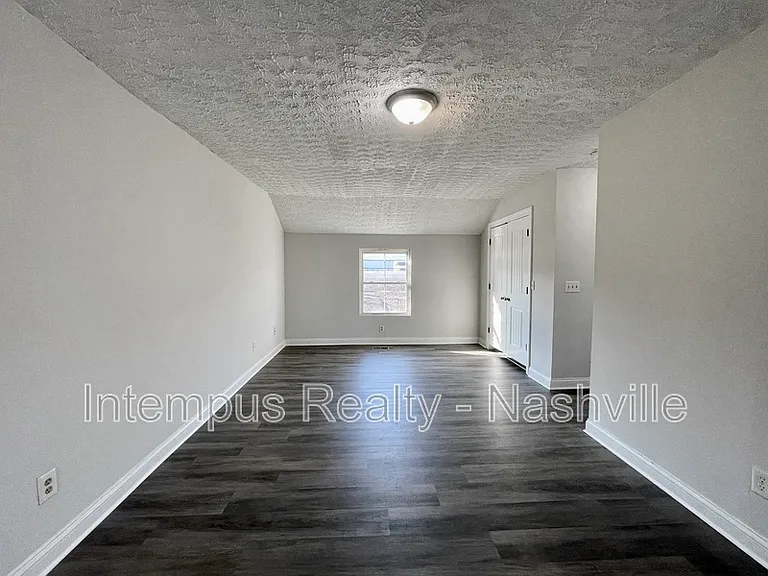 109 W Trinity Ln — Photo 10