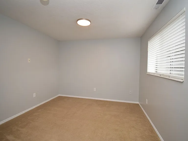 572 E Thatcher Way — Photo 12