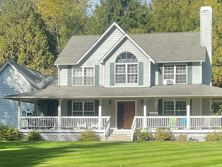 A closer picture of the home.