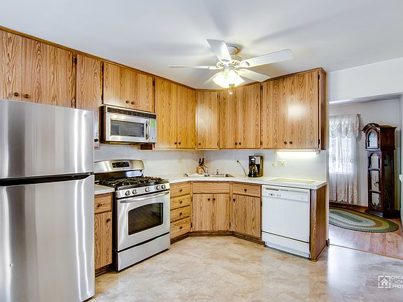 3rd image of 420 Hawthorn Ln