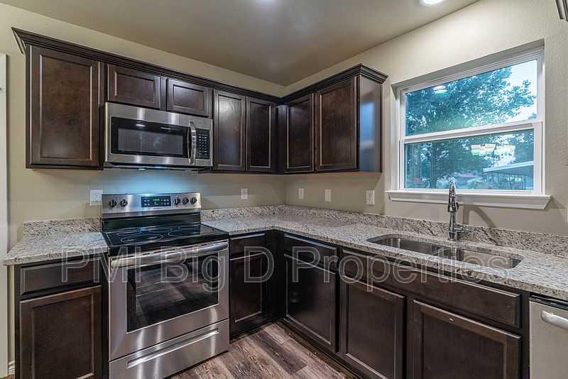 1st image of 820 Cove Dr
