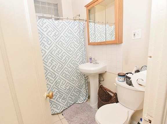 3rd image of 6250 N Winthrop Ave APT B1
