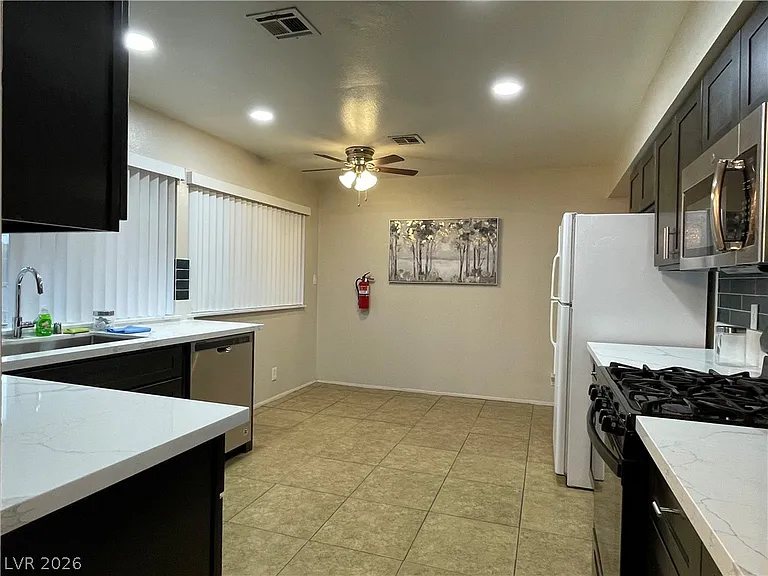 3823 El Camino Rd — Photo 8