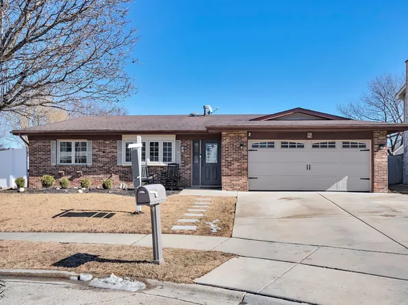2 Swallow Ct, Woodridge, IL 60517