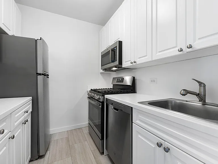 215 E 68th St #3Z — Photo 7