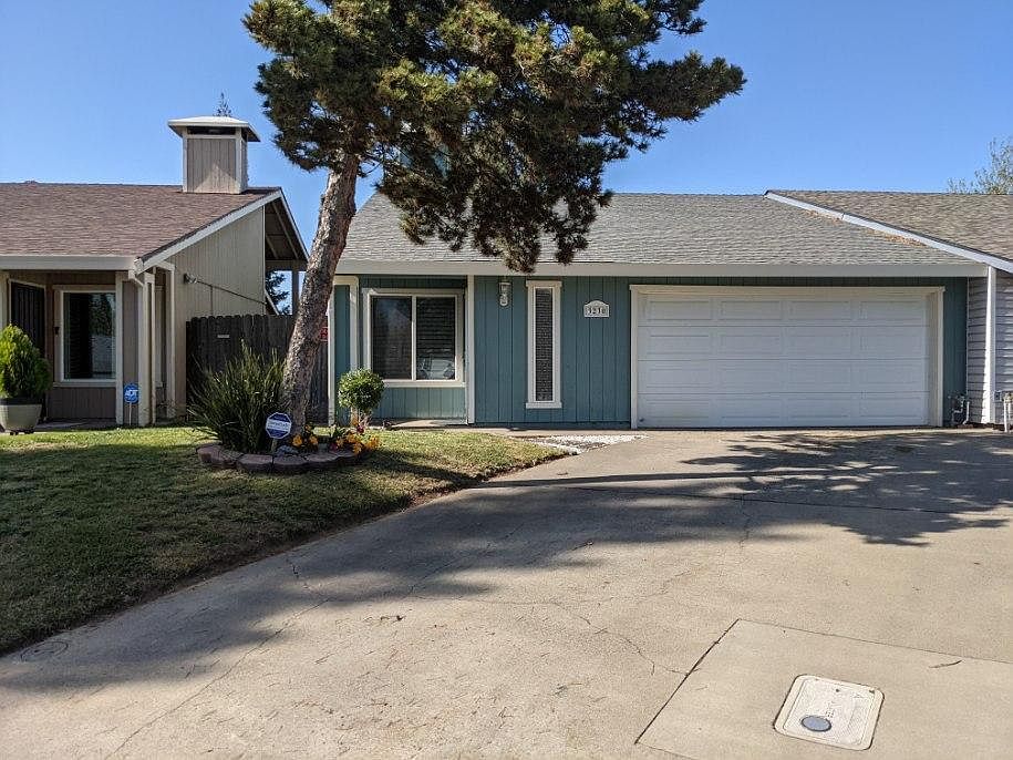 Front view of property.