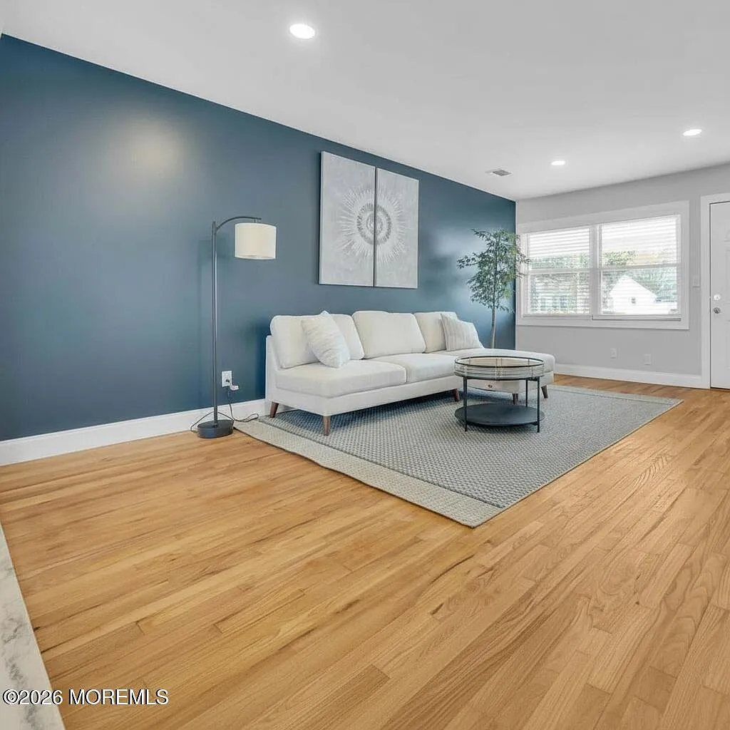 2 bed, 1000 sqft, $2,400 — Photo 3