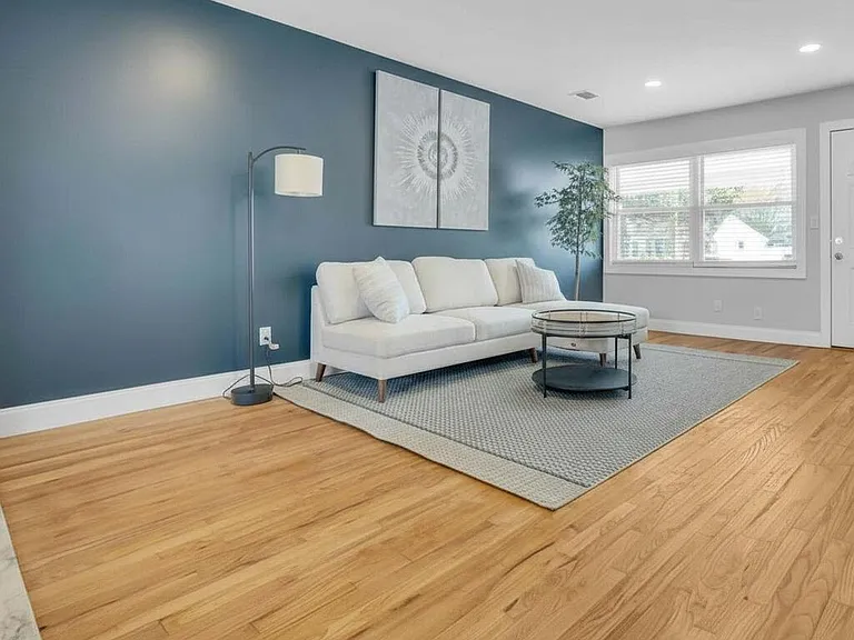 1145 Roe Ave — Photo 3