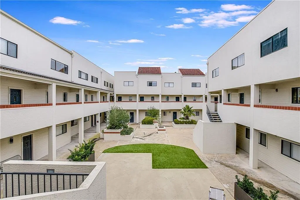 2 bed, 2.5 bath, 1026 sqft, $1,800 — Photo 2