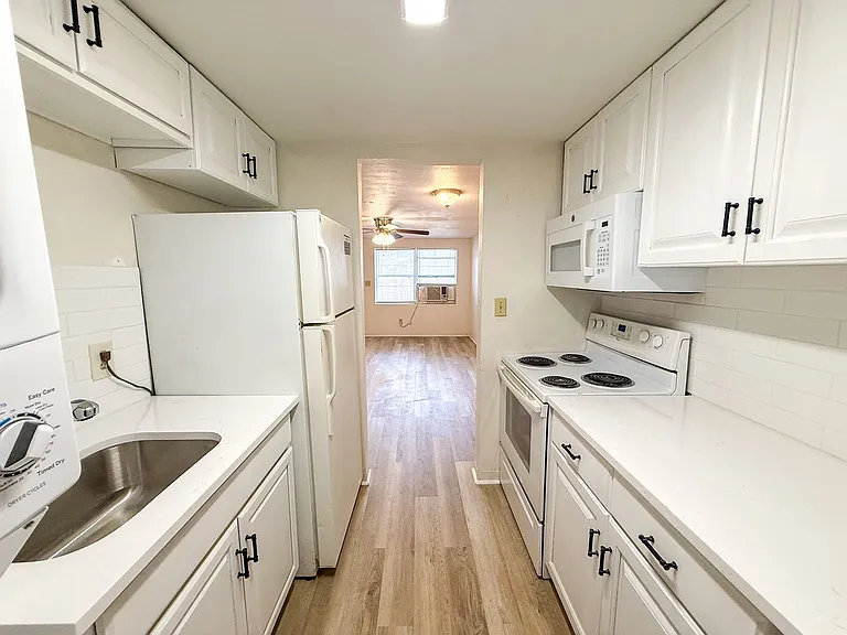 908 SW 6th Ave — Photo 6