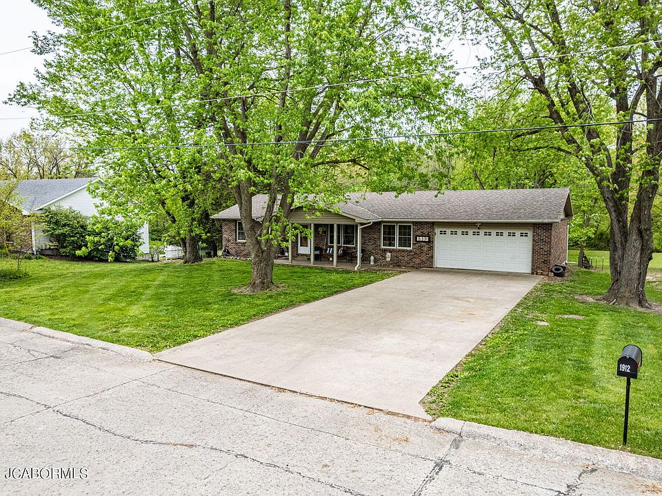 1st image of 1913 Lakeview Dr