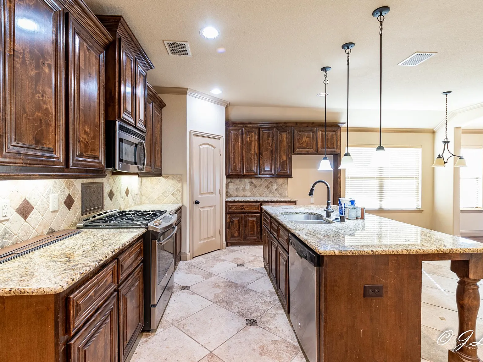 4 bed, 2090 sqft, $2,345 — Photo 3