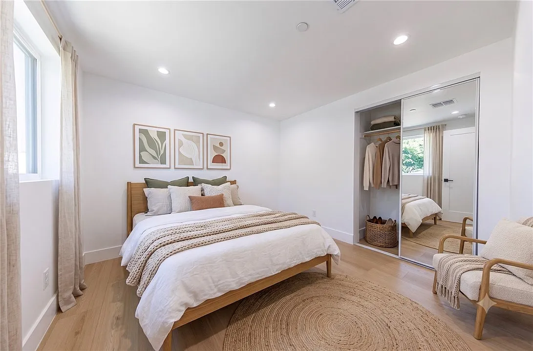3 bed, 1359 sqft, $4,212 — Photo 4