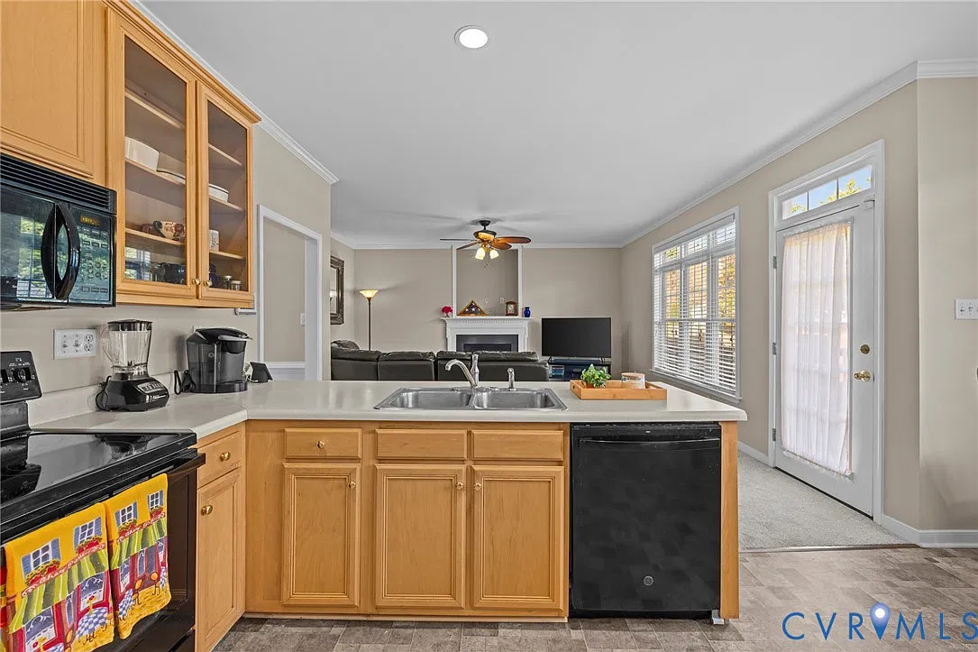 4 bed, 2.5 bath, 2344 sqft, $2,700 — Photo 2