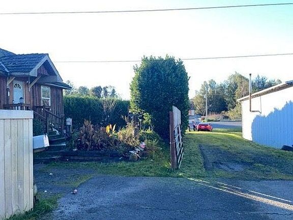 4th image of 832 Doborout St