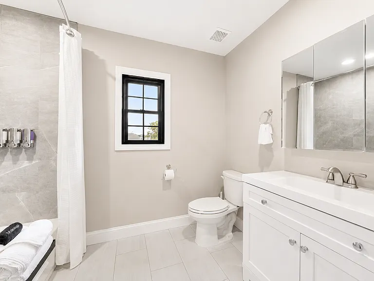 1716 E 2nd St #2 — Photo 6