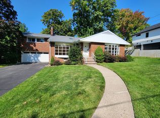 18 Ridge Rd, Englewood Cliffs, NJ 07632