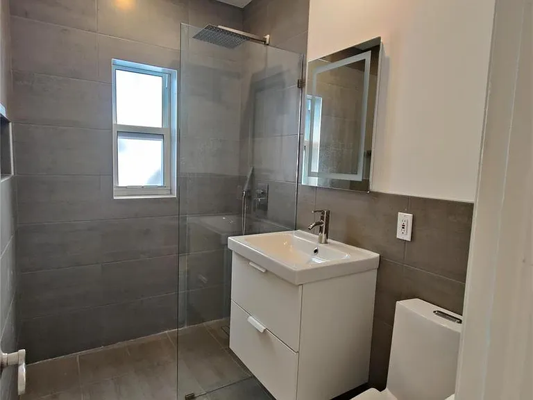 733 NE 18th Ave — Photo 22