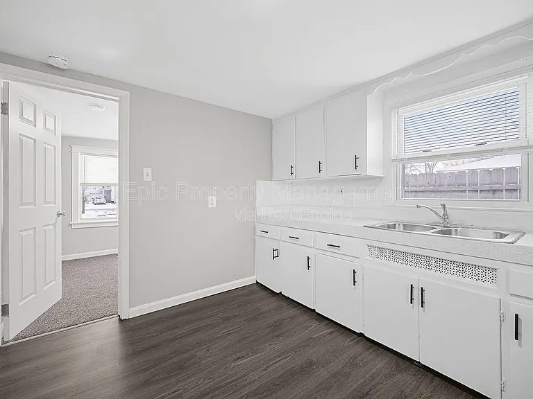 21930 Elroy Ave — Photo 4