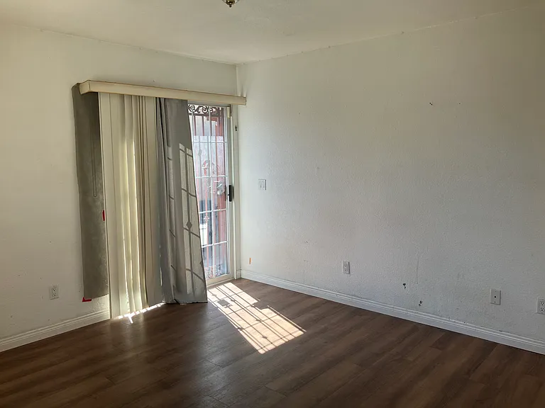 921 E 20th St — Photo 5