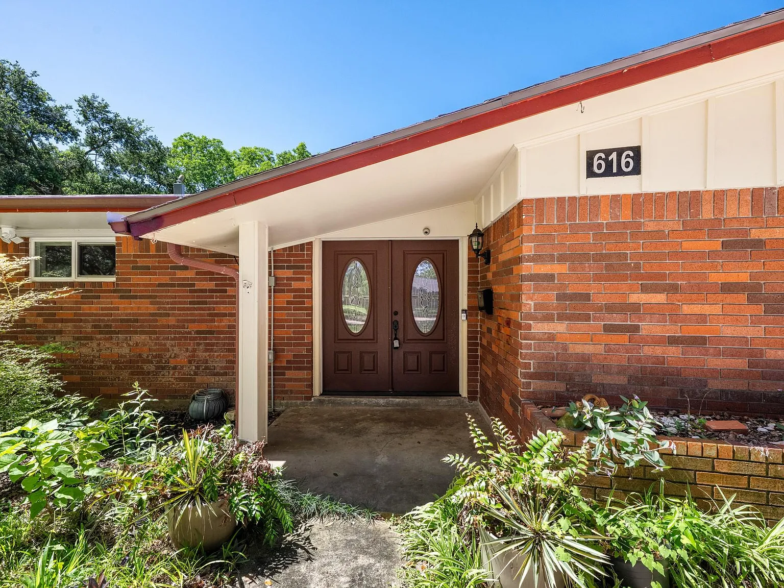 3 bed, 2.5 bath, 2500 sqft, $2,400 — Photo 2