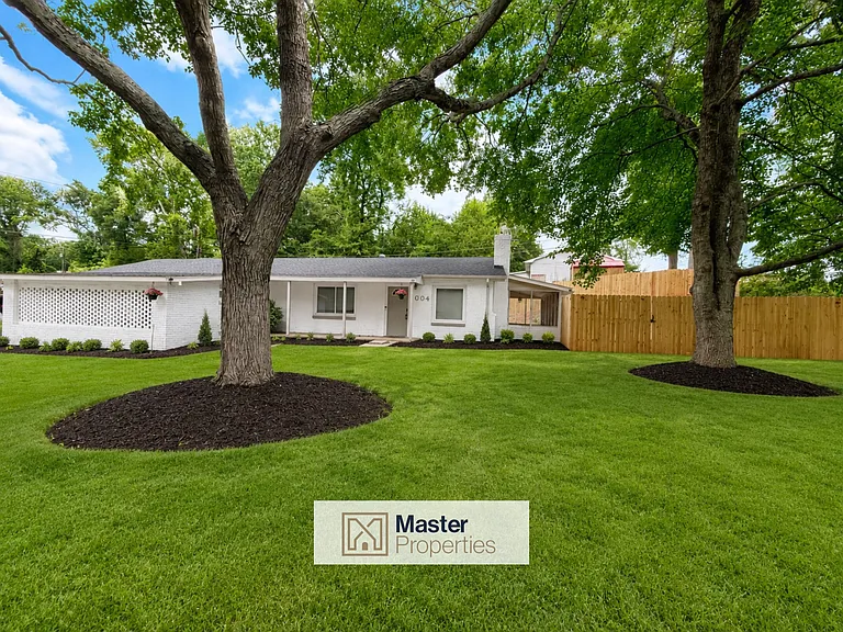 1004 Blanton Pl — Photo 1