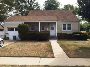 34 Oakwood Ave, Farmingdale, NY 11735