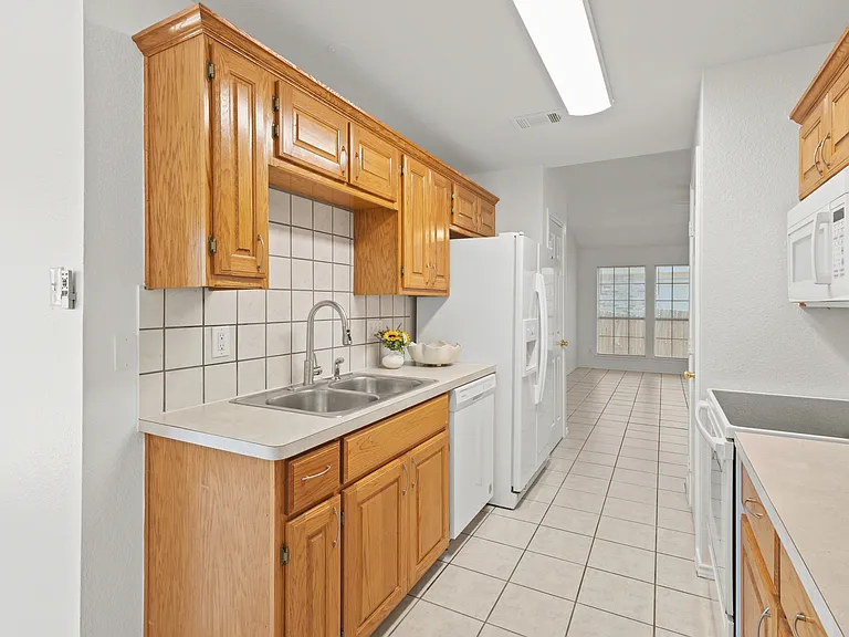 1011 Waterview Dr — Photo 9
