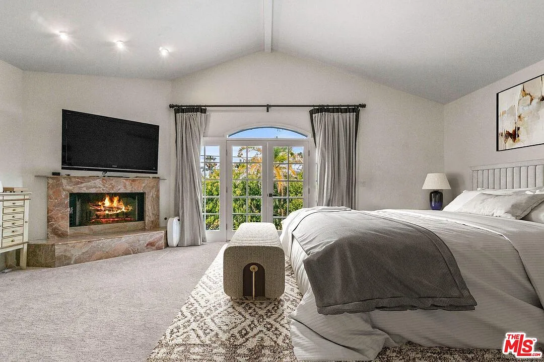 5 bed, 6.0 bath, 3904 sqft, $22,000 — Photo 2