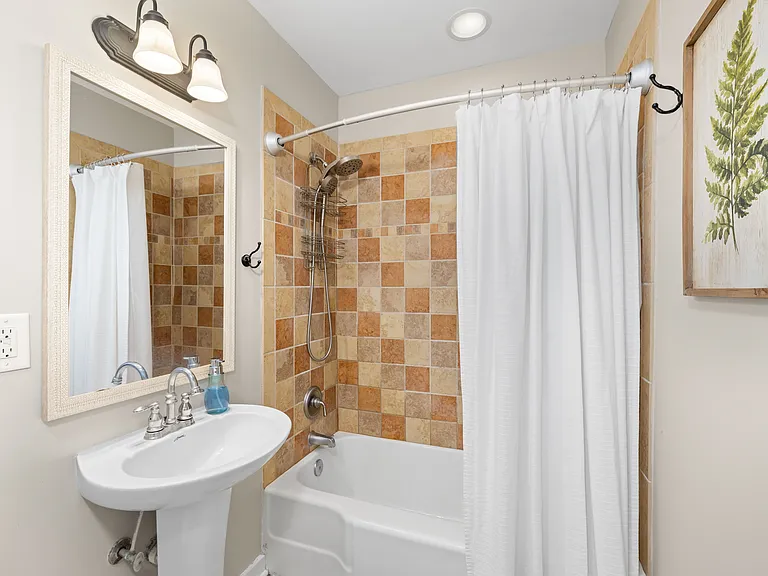 105 Russell Ct #105 — Photo 15