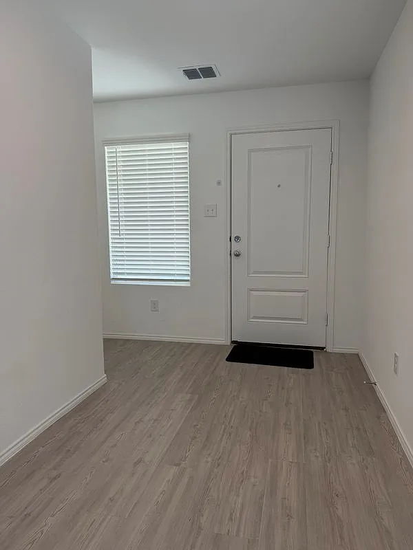 3 bed, 2.0 bath, 1411 sqft, $2,095 — Photo 4
