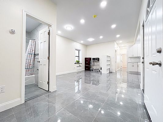 4th image of 6712 6th Ave #2