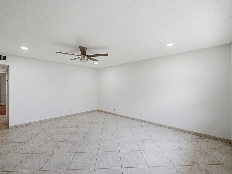 28 Seville Dr #B — Photo 10