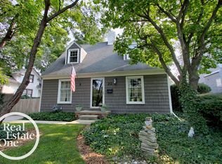 212 Moross Rd, Grosse Pointe Farms, MI 48236