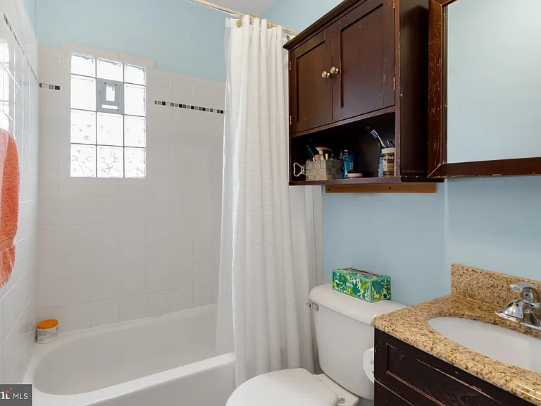 105 W Salaignac St — Photo 19